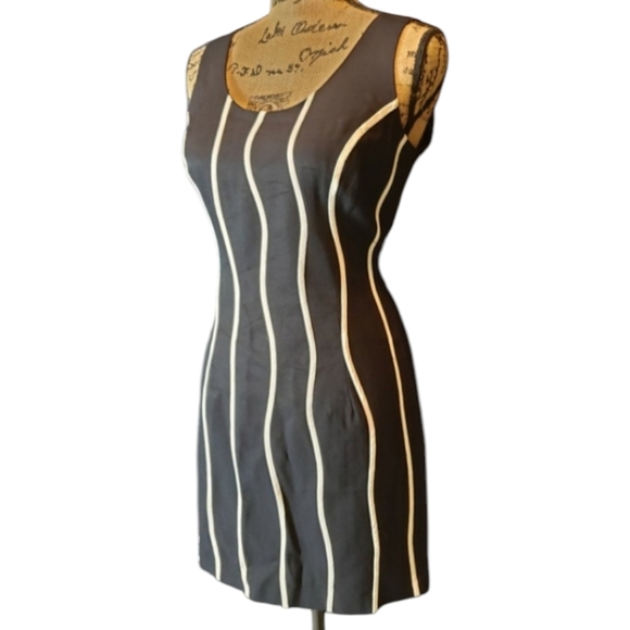 Dani Michaels Black Fitted Dress with white stripe - Picture 4 of 4